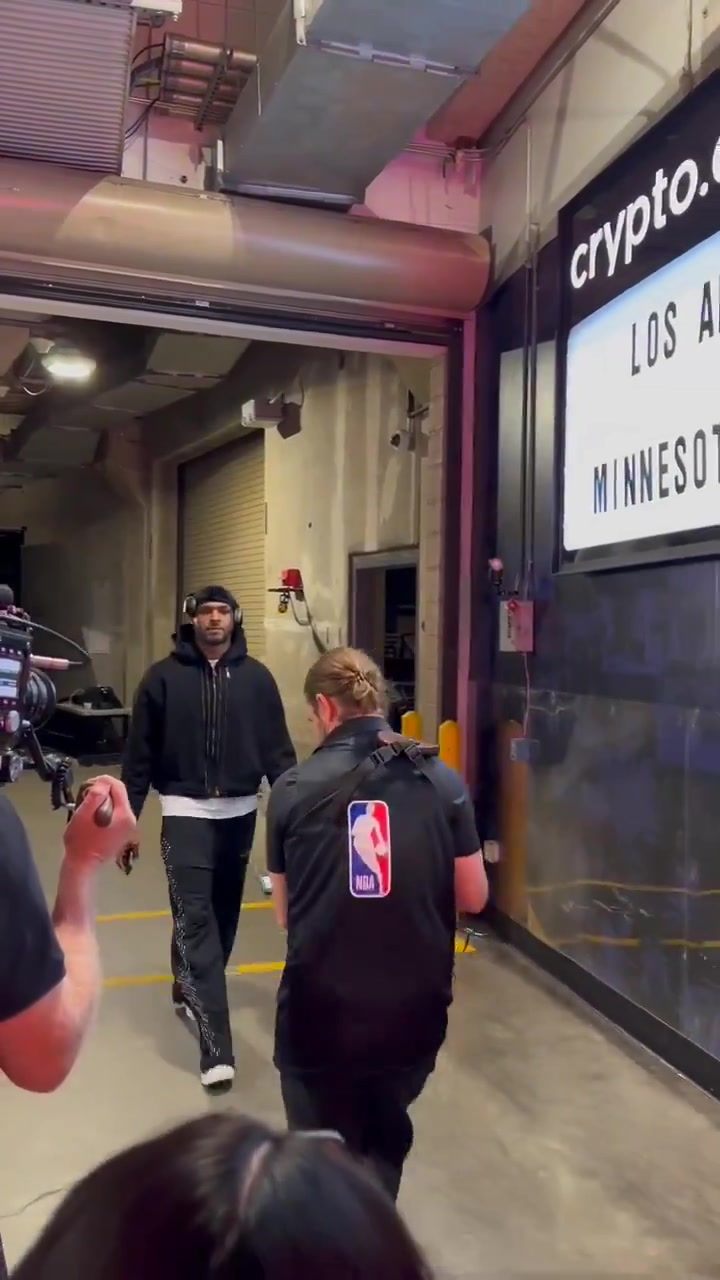 开启NBA生涯第一个赛季!布朗尼戴着耳机入场 侧颜神似老詹